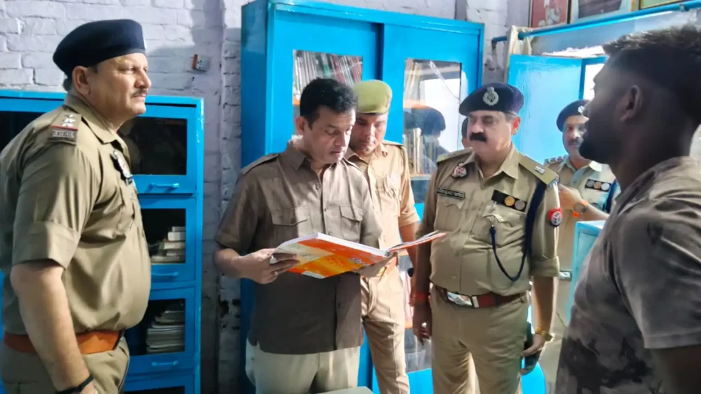 अपर महानिरीक्षक कारागार धर्मेन्द्र सिंह जिला कारागार कानपुर नगर के निरीक्षण के दौरान व्यवस्थाओं का जायजा लेते हुए।