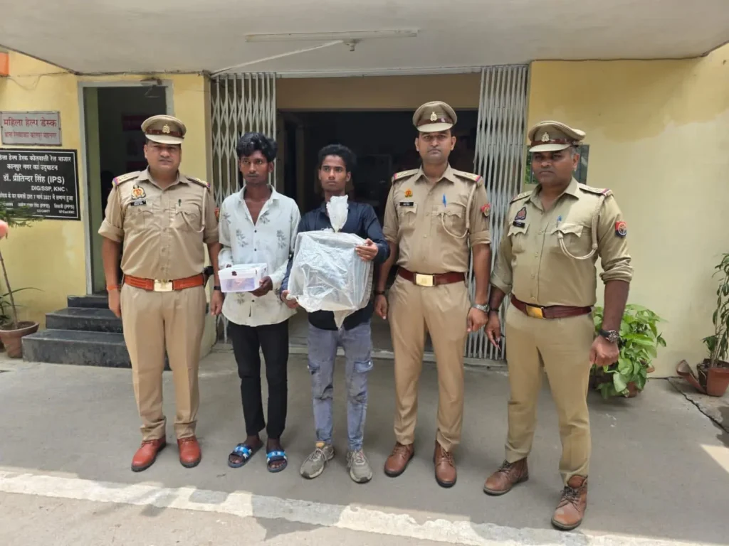 कानपुर के पम्पलेश्वर महादेव मंदिर चोरी मामले में बरामद दान पेटी और तांबे का नाग के साथ पुलिस कार्रवाई।