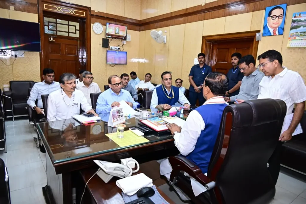 केशव प्रसाद मौर्य ने विधान परिषद में विपक्ष से सहयोग की अपील की और पीडब्ल्यूडी अधिकारियों के साथ समीक्षा बैठक की।