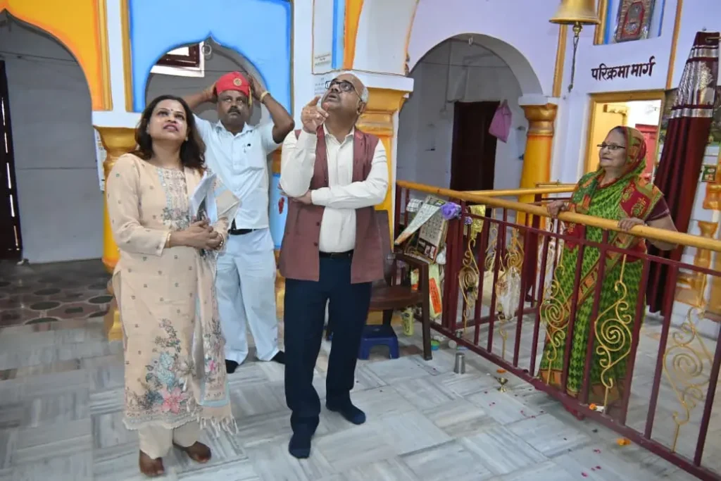 पी रोड स्थित 107 वर्ष पुराने राधा-कृष्ण मंदिर में चल रहे विकास कार्यों का निरीक्षण करते जिलाधिकारी जितेंद्र प्रताप सिंह।