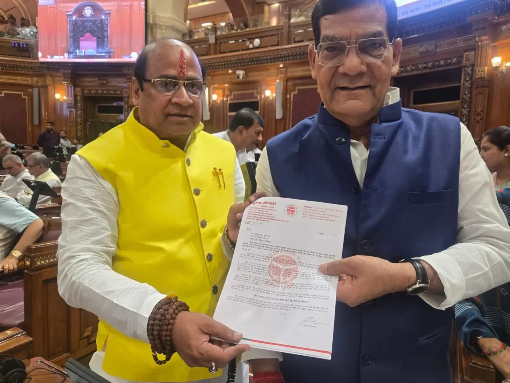 बारिश के बाद कानपुर की सड़क पर जलभराव और ड्रेनेज व्यवस्था से जुड़ी समस्या का दृश्य।