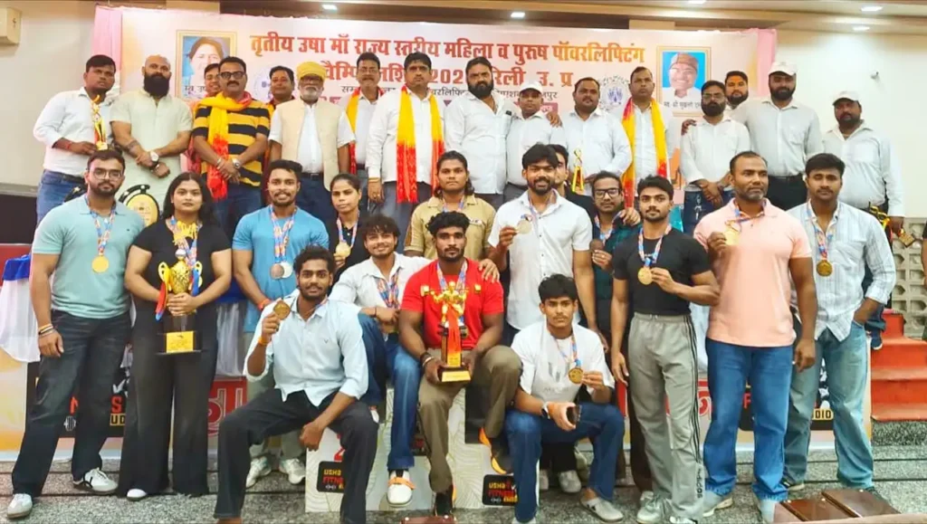 राज्य स्तरीय पावरलिफ्टिंग चैंपियनशिप में शानदार प्रदर्शन करने वाली कानपुर टीम के खिलाड़ी