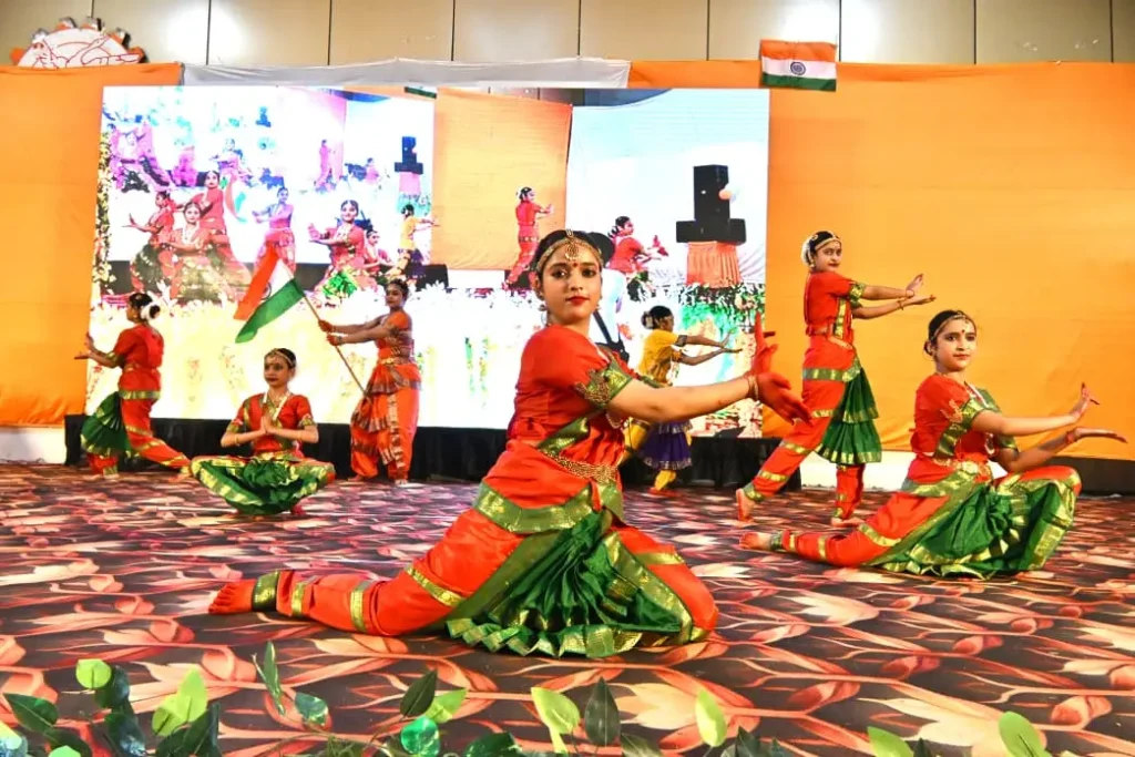 कानपुर के नाना राव पार्क में हर घर तिरंगा अभियान के तिरंगा कंसर्ट में सांस्कृतिक प्रस्तुति