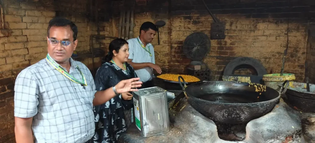 कानपुर में खाद्य सुरक्षा विभाग की कार्रवाई के दौरान बूंदी निर्माण स्थल पर सीज किया गया चावल का आटा