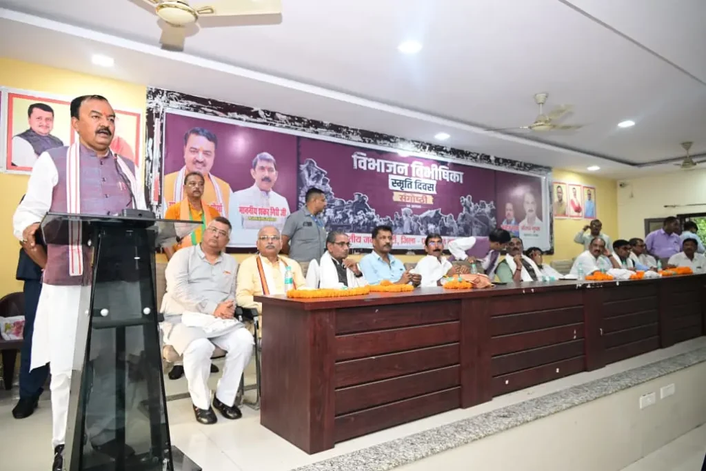 प्रयागराज में विभाजन विभीषिका स्मृति दिवस कार्यक्रम में प्रदर्शनी का अवलोकन करते केशव प्रसाद मौर्य