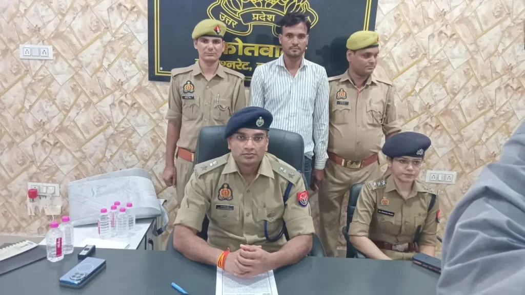 कानपुर में अवैध हथियारों की तस्करी के खिलाफ पुलिस और एसटीएफ की कार्रवाई में बरामद .32 बोर की पिस्तौल और मैगजीन