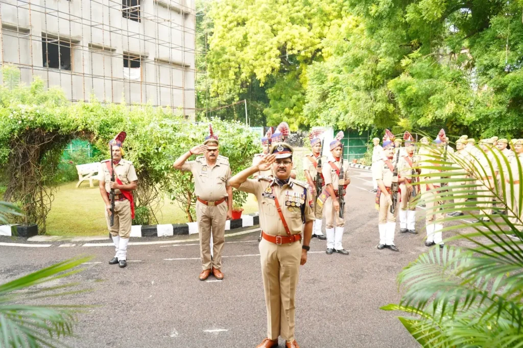 कानपुर पुलिस लाइन में 80वें स्वतंत्रता दिवस पर पुलिस आयुक्त रघुबीर लाल ने तिरंगा फहराया