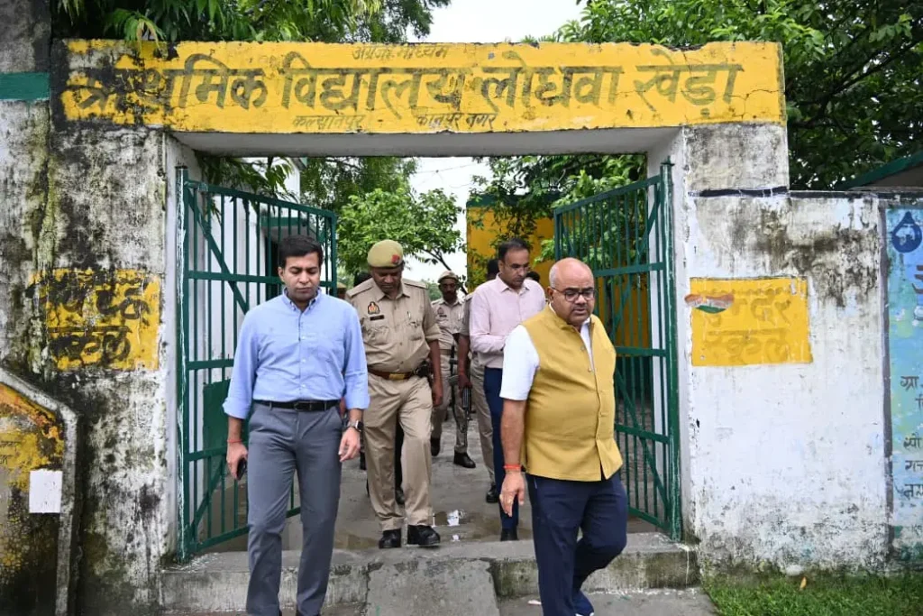 कानपुर के प्राथमिक विद्यालय लोधवा खेड़ा में डीएम जितेन्द्र प्रताप सिंह का औचक निरीक्षण