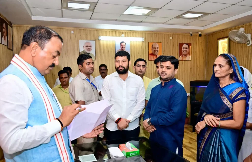 लखनऊ में जनता दर्शन के दौरान फरियादियों की समस्याएं सुनते उप मुख्यमंत्री केशव प्रसाद मौर्य
