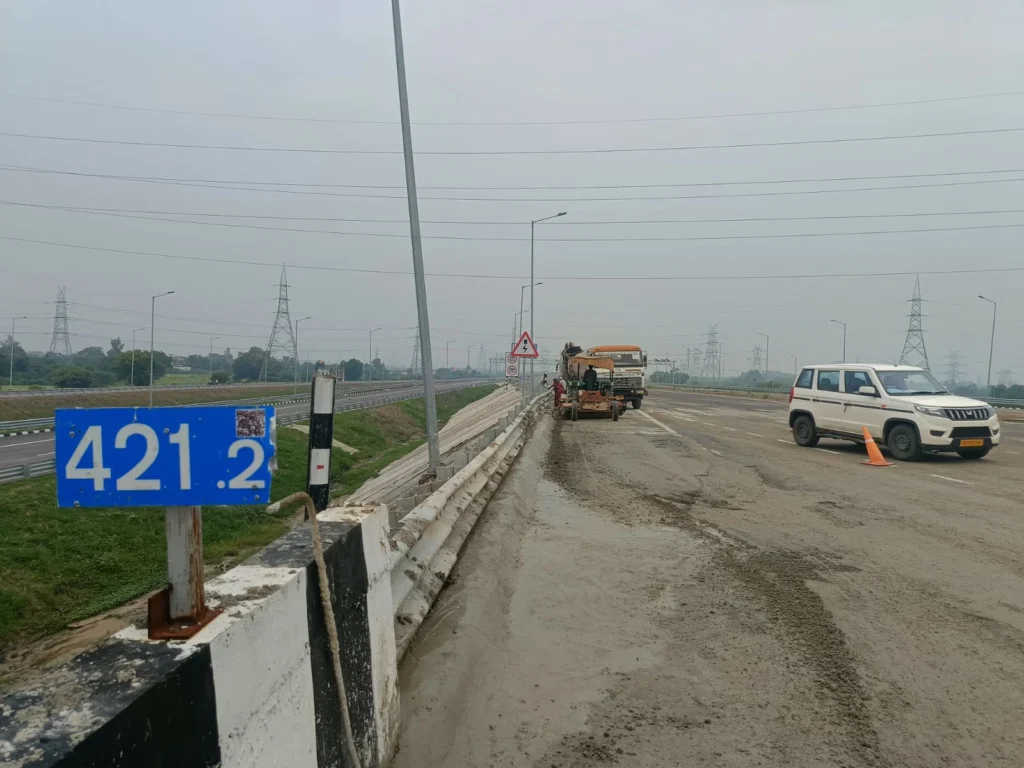 पहली बारिश के बाद गंगा एक्सप्रेसवे के प्रभावित हिस्से की मरम्मत और निगरानी