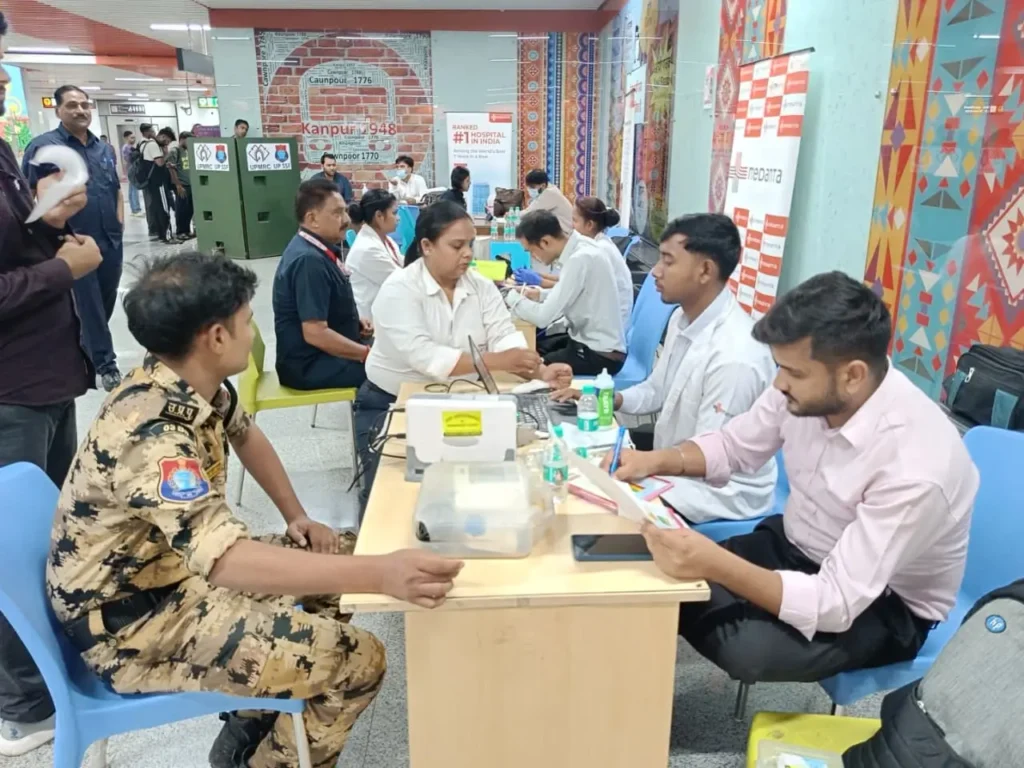 कानपुर सेंट्रल मेट्रो स्टेशन पर यात्रियों के लिए आयोजित मुफ्त स्वास्थ्य जांच शिविर