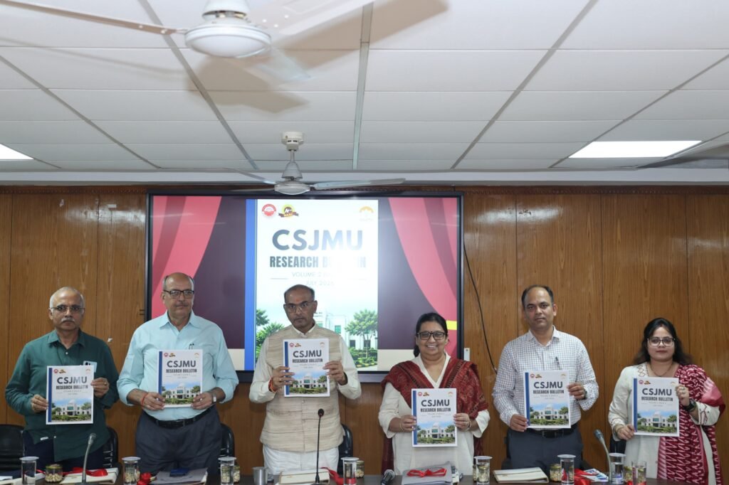 सीएसजेएमयू में 47 शोधकर्ताओं को शोध के लिए प्रोत्साहन राशि प्रदान करते अधिकारी