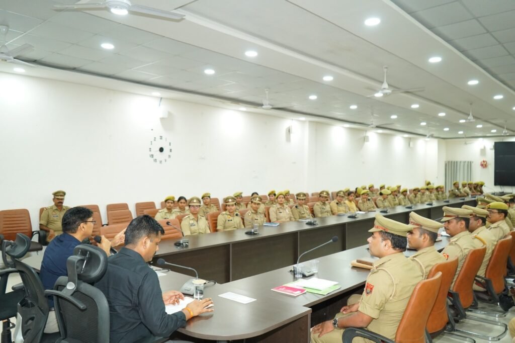 कानपुर में 24 परीक्षा केंद्रों पर अवर अधीनस्थ सेवा मुख्य परीक्षा को लेकर पुलिस अधिकारियों की ब्रीफिंग और सुरक्षा व्यवस्था