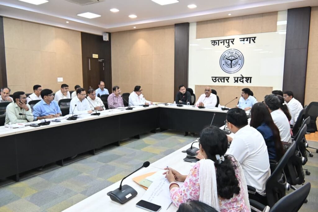 कानपुर में स्वास्थ्य सेवाओं की समीक्षा करते जिलाधिकारी जितेंद्र प्रताप सिंह