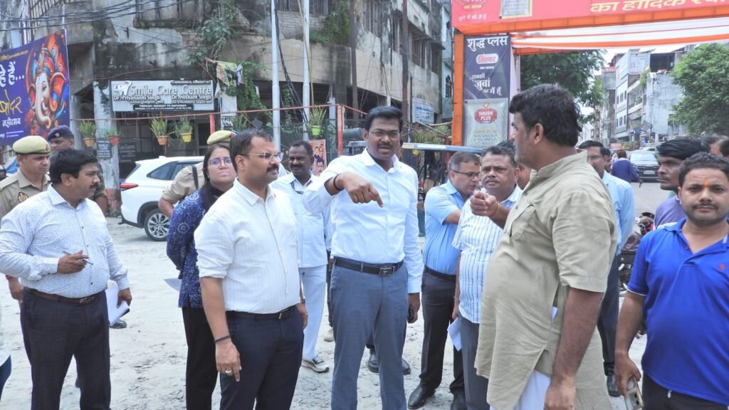 कानपुर में 25 अगस्त की झूलेलाल शोभायात्रा से पहले मार्ग का निरीक्षण करते प्रशासनिक और नगर निगम अधिकारी