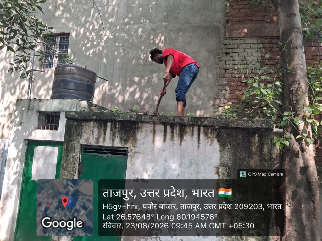 कानपुर के सरकारी स्कूल में छत, शौचालय और परिसर की सफाई करता सफाई दल