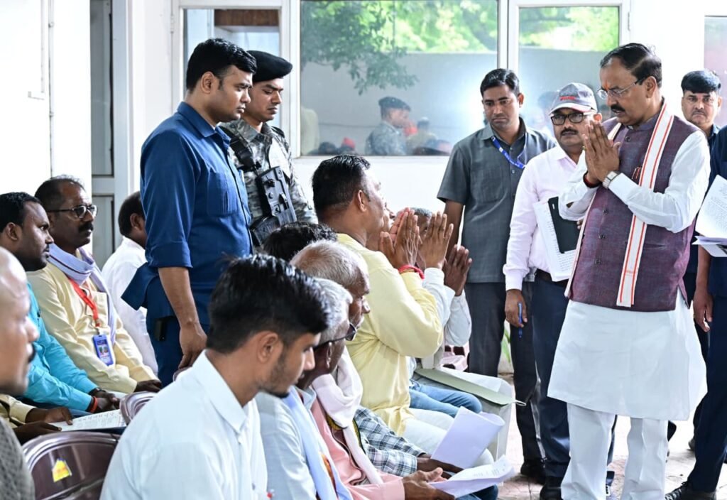 उप मुख्यमंत्री केशव प्रसाद मौर्य के जनता दर्शन में जिलों से शिकायत लेकर पहुंचे फरियादी