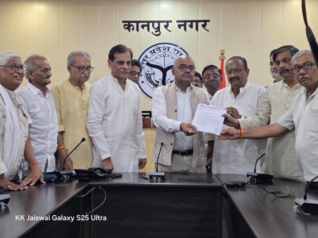 कानपुर में चीनी की बढ़ती कीमतों और प्रशासन की छापेमारी के खिलाफ व्यापारियों की बैठक