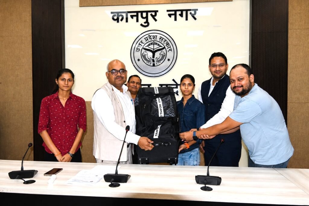 कानपुर की क्रिकेटर प्रियांशी दीक्षित को डीएम जितेंद्र प्रताप सिंह ने क्रिकेट किट देकर सम्मानित किया