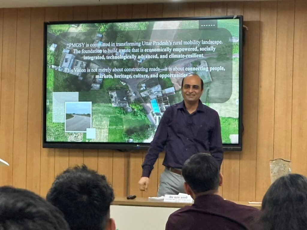 पीसीएस प्रशिक्षु अधिकारियों को ग्रामीण सड़क विकास और पीएमजीएसवाई की जानकारी देते अधिकारी