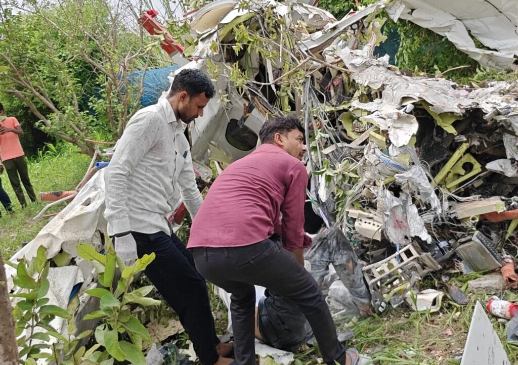 कानपुर गंगा बैराज के पास खेत में दुर्घटनाग्रस्त ट्रेनिंग विमान