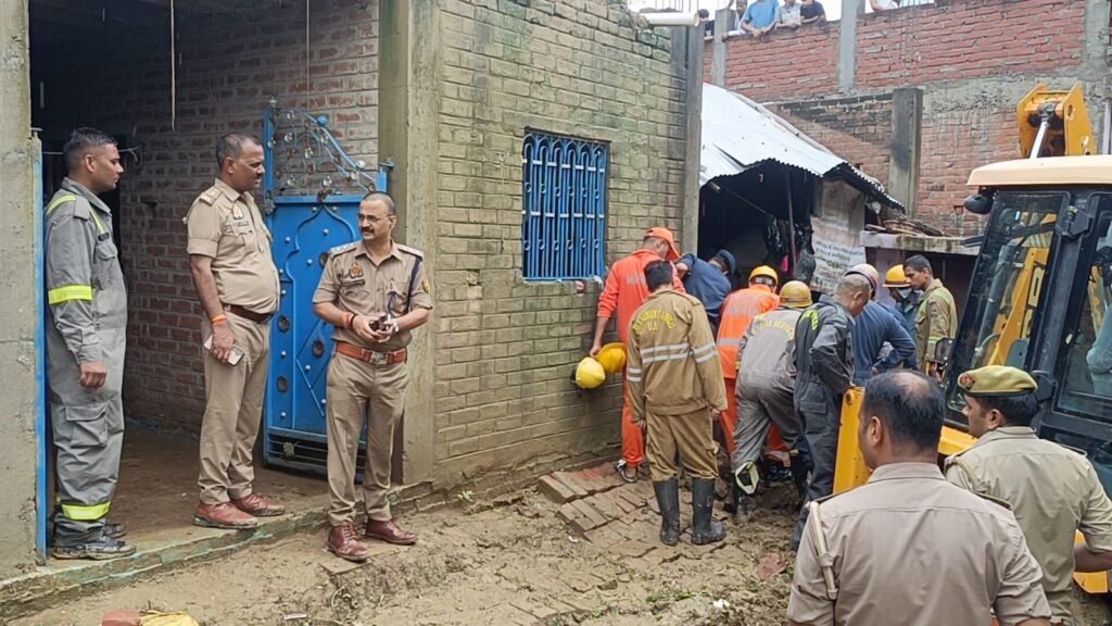 कानपुर के पुरवामीर गांव में बोरवेल हादसे के बाद बचाव अभियान