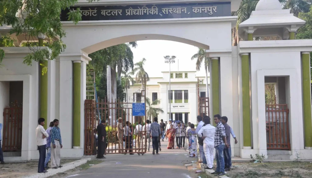 HBTU कानपुर में BTech Admission 2026 के दौरान AI & ML, CSE और IT शाखाओं में प्रवेश को लेकर छात्रों की भीड़।