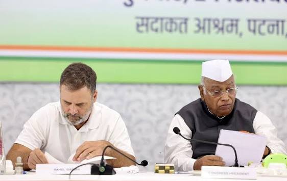 CWC बैठक में कांग्रेस अध्यक्ष मल्लिकार्जुन खरगे और वरिष्ठ कांग्रेस नेता