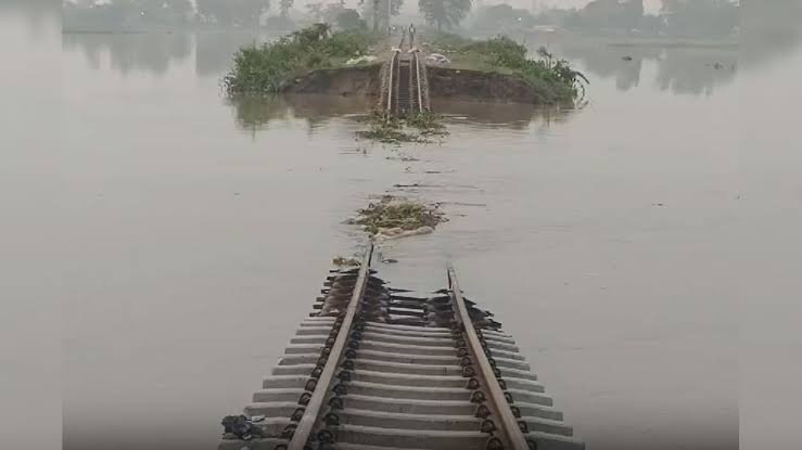 कानपुर बैराज पर बढ़ा गंगा का जलस्तर, कटरी और नदी किनारे की बस्तियों पर बाढ़ का खतरा