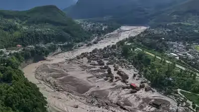नेपाल हिमालय में फ्लैश फ्लड के दौरान नदी में बहता मलबा और बोल्डर