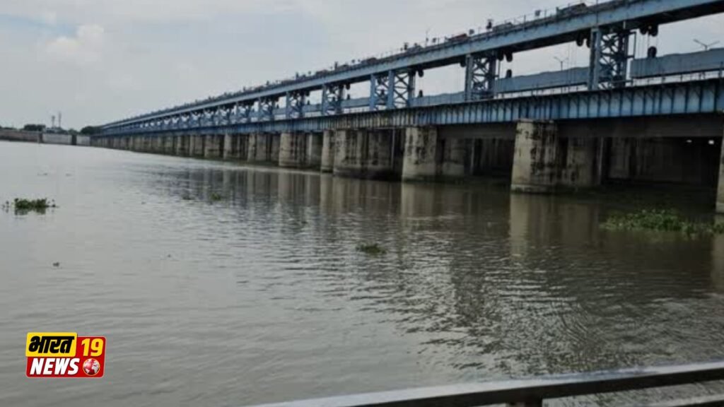 बारिश के अलर्ट के बीच कानपुर बैराज पर बढ़ा गंगा का जलस्तर