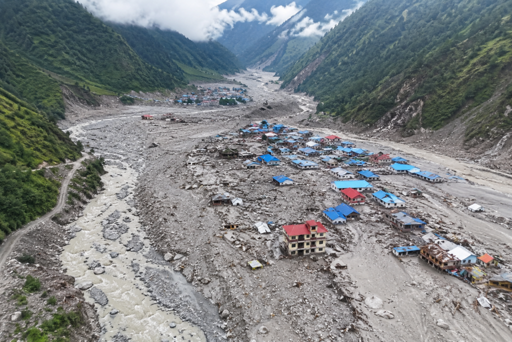 नेपाल-चीन सीमा पर ग्लेशियर हादसे के बाद बने इम्पैक्ट क्रेटर और जल-संचय क्षेत्र