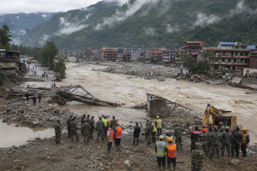 नेपाल में ग्लेशियर टूटने के बाद आई भीषण बाढ़ में राहत और बचाव अभियान