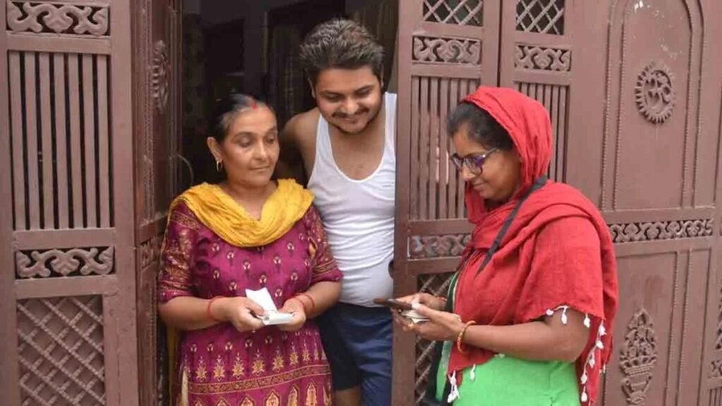 उत्तर प्रदेश में विद्युत सखियों द्वारा बिजली बिल जमा करने और ग्रामीण महिलाओं की कमाई