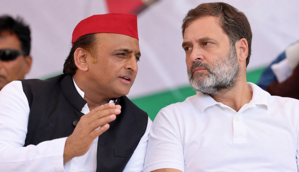 यूपी में सपा-कांग्रेस सीट बंटवारा, 75 बनाम 200 - सपा के 75 सीटों के संभावित फॉर्मूले की चर्चा, कांग्रेस 200 सीटों पर दावेदारी कर रही; 2027 चुनाव से पहले गठबंधन की पहली बड़ी परीक्षा** भारत 19 लखनऊ। उत्तर प्रदेश विधानसभा चुनाव 2027 से पहले सपा-कांग्रेस गठबंधन में सीट बंटवारे को लेकर सियासी हलचल तेज हो गई है। सूत्रों के मुताबिक समाजवादी पार्टी कांग्रेस को करीब 75 विधानसभा सीटें देने के फॉर्मूले पर विचार कर रही है, जबकि कांग्रेस की प्रदेश इकाई करीब 200 सीटों पर दावेदारी करती रही है। दोनों संभावित आंकड़ों के बीच बड़ा अंतर अब गठबंधन की राह में सबसे अहम चुनौती बनता दिख रहा है। हालांकि, दोनों दलों की ओर से अभी किसी अंतिम सीट बंटवारे की आधिकारिक घोषणा नहीं हुई है। सपा का फोकस संख्या नहीं, जिताऊ सीटों पर सपा की रणनीति में सीटों की संख्या के बजाय चुनावी जीत की संभावना को प्राथमिकता दिए जाने की चर्चा है। पार्टी उन विधानसभा सीटों पर अपना दावा बनाए रखना चाहती है जहां उसका संगठन मजबूत है और स्थानीय सामाजिक समीकरण भाजपा के खिलाफ उसके पक्ष में जाता है। सपा के भीतर यह तर्क भी दिया जा रहा है कि गठबंधन में ज्यादा सीटें देना अपने आप में बेहतर प्रदर्शन की गारंटी नहीं है। इसलिए कांग्रेस को ऐसी सीटें देने पर जोर हो सकता है जहां उसका संगठन, उम्मीदवार और स्थानीय वोट आधार गठबंधन को वास्तविक चुनावी लाभ पहुंचा सके। हालांकि 75 सीटों का आंकड़ा अभी संभावित फॉर्मूला है, अंतिम फैसला नहीं। कांग्रेस की 200 सीटों पर दावेदारी कांग्रेस की प्रदेश इकाई उत्तर प्रदेश में अपनी राजनीतिक जमीन मजबूत करने के लिए ज्यादा सीटों पर चुनाव लड़ना चाहती है। पार्टी की संभावित दावेदारी का आधार उसका संगठन, स्थानीय प्रभाव और 2024 लोकसभा चुनाव में सपा के साथ गठबंधन का प्रदर्शन हो सकता है। कांग्रेस ने 2024 लोकसभा चुनाव में उत्तर प्रदेश की 17 सीटों पर चुनाव लड़ा और छह सीटें जीतीं। पार्टी इस प्रदर्शन को विधानसभा चुनाव में अपनी स्थिति मजबूत करने के तर्क के तौर पर इस्तेमाल कर सकती है। हालांकि लोकसभा और विधानसभा चुनाव का गणित अलग होता है। इसलिए 2024 का सीट फॉर्मूला 2027 में उसी रूप में लागू होगा, यह अभी तय नहीं है। पश्चिमी यूपी से पूर्वांचल तक कांग्रेस की नजर कांग्रेस की संभावित दावेदारी में पश्चिमी उत्तर प्रदेश के साथ पूर्वांचल की सीटें भी महत्वपूर्ण हो सकती हैं। नोएडा, गाजियाबाद, हापुड़, बुलंदशहर, मथुरा और आगरा जैसे क्षेत्रों में पार्टी अपनी राजनीतिक मौजूदगी के आधार पर सीटों पर दावा कर सकती है। पूर्वांचल में वाराणसी और आसपास की विधानसभा सीटों को लेकर भी कांग्रेस की रुचि की चर्चा है। रोहनिया, वाराणसी उत्तर, वाराणसी दक्षिण, वाराणसी कैंट और सेवापुरी जैसी सीटों के नाम संभावित दावेदारी में बताए जा रहे हैं। हालांकि इन सीटों पर कांग्रेस का दावा अंतिम है, ऐसा अभी नहीं कहा जा सकता। **वास्तविक तस्वीर सीट बंटवारे की औपचारिक बातचीत के बाद ही साफ होगी।** 2017 का अनुभव सपा के लिए बड़ा सबक सपा और कांग्रेस के बीच सीट बंटवारे के मौजूदा गणित में 2017 का विधानसभा चुनाव भी महत्वपूर्ण संदर्भ है। उस चुनाव में दोनों दलों ने गठबंधन किया था। कांग्रेस ने 100 से अधिक सीटों पर चुनाव लड़ा, लेकिन उसे सिर्फ सात सीटों पर जीत मिली। सपा इस बार ऐसे फॉर्मूले से बचना चाहती है जिसमें अधिक सीटें देने के बावजूद गठबंधन को अपेक्षित चुनावी फायदा न मिले। इसलिए सीटों की संख्या के बजाय प्रत्येक विधानसभा क्षेत्र की जमीनी ताकत और जीत की संभावना को महत्व दिए जाने की संभावना है। PDA रणनीति भी बदल सकती है सीटों का गणित सपा की PDA रणनीति (पिछड़ा, दलित और अल्पसंख्यक) भी 2027 के सीट बंटवारे को प्रभावित कर सकती है। पार्टी इस सामाजिक समीकरण को विधानसभा चुनाव में उम्मीदवार चयन और क्षेत्रीय रणनीति के साथ जोड़ने की तैयारी कर सकती है। ऐसे में सपा ज्यादा सीटें अपने पास रखना चाहेगी, ताकि सामाजिक समीकरण के अनुरूप उम्मीदवार उतारने की उसकी रणनीति प्रभावित न हो। यही वजह है कि कांग्रेस की बड़ी सीट दावेदारी और सपा की सीमित सीटों वाले संभावित फॉर्मूले के बीच टकराव की स्थिति बन सकती है। 2024 का साथ, 2027 में सीटों की परीक्षा 2024 लोकसभा चुनाव में सपा और कांग्रेस का गठबंधन भाजपा के खिलाफ प्रभावी साबित हुआ था। दोनों दलों ने मिलकर उत्तर प्रदेश में भाजपा को बड़ा नुकसान पहुंचाया और विपक्षी गठबंधन को मजबूत स्थिति मिली। हालांकि विधानसभा चुनाव का मुकाबला अलग होगा। 403 सीटों पर उम्मीदवार चयन, स्थानीय संगठन और जातीय-सामाजिक समीकरण कहीं ज्यादा निर्णायक होंगे। इसलिए 2024 की सफलता को 2027 के लिए दोहराने के लिए दोनों दलों को सीटों का ऐसा बंटवारा करना होगा जिसमें दोनों की संगठनात्मक ताकत का अधिकतम इस्तेमाल हो सके। अखिलेश-राहुल की बातचीत से निकलेगा रास्ता फिलहाल 75 बनाम 200 का आंकड़ा अंतिम सीट बंटवारा नहीं, बल्कि दोनों दलों की संभावित स्थिति और दावेदारी के बीच अंतर को दिखाता है। वास्तविक समझौता सपा अध्यक्ष अखिलेश यादव और कांग्रेस के शीर्ष नेतृत्व के बीच बातचीत के बाद ही सामने आएगा। इस बातचीत में सिर्फ सीटों की संख्या नहीं, बल्कि क्षेत्रवार हिस्सेदारी, उम्मीदवार की जीतने की क्षमता, 2024 का प्रदर्शन और स्थानीय संगठन की ताकत** जैसे मुद्दे भी अहम रहेंगे।