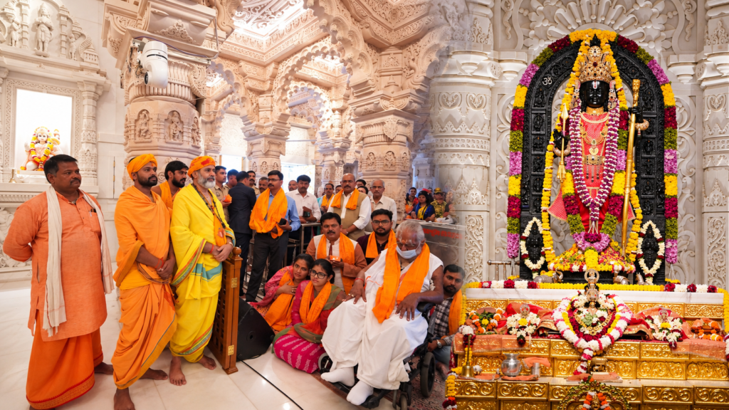 ‘हनुमान अंश’ फिल्म की टीम अयोध्या पहुंची और रामलला के दर्शन किए। महंत नृत्य गोपालदास ने टीम को आशीर्वाद दिया और मंदिर परिसर का भ्रमण कराया।