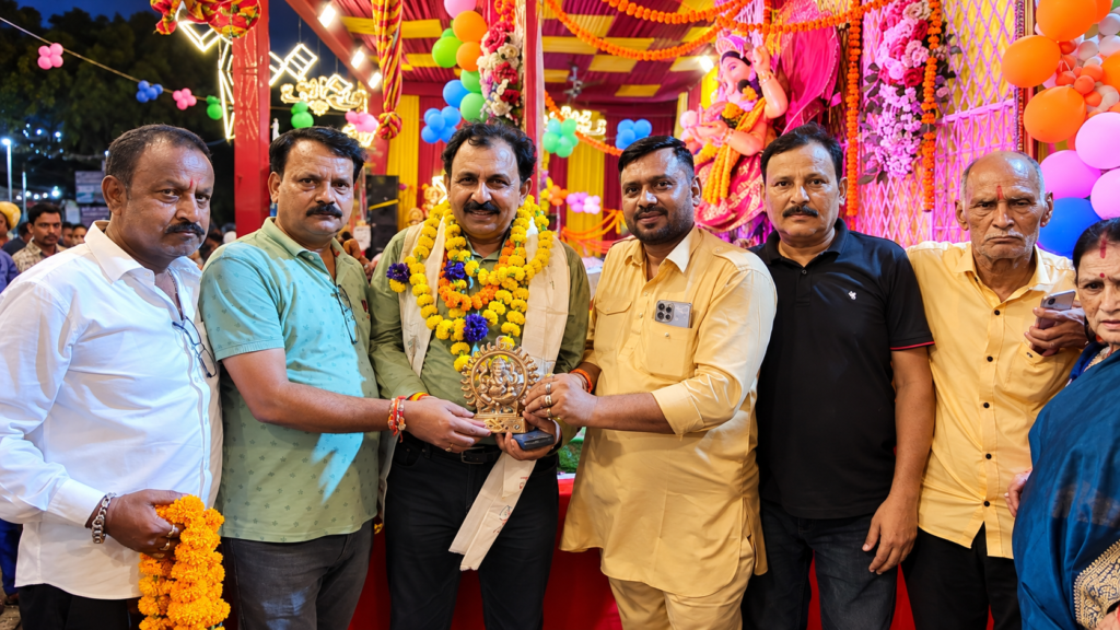 कानपुर में गणेश महोत्सव के दौरान संजीव दीक्षित को यूपी सनातन गौरव सम्मान 2026 से सम्मानित किया गया। घंटाघर मंदिर में हुआ भव्य समारोह।