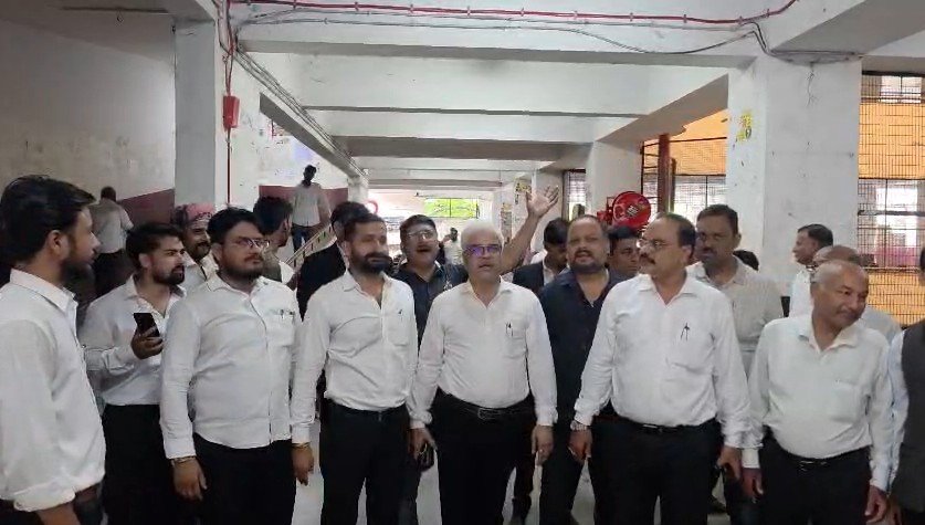 कानपुर में वकीलों की हड़ताल के दौरान खाली कचहरी परिसर