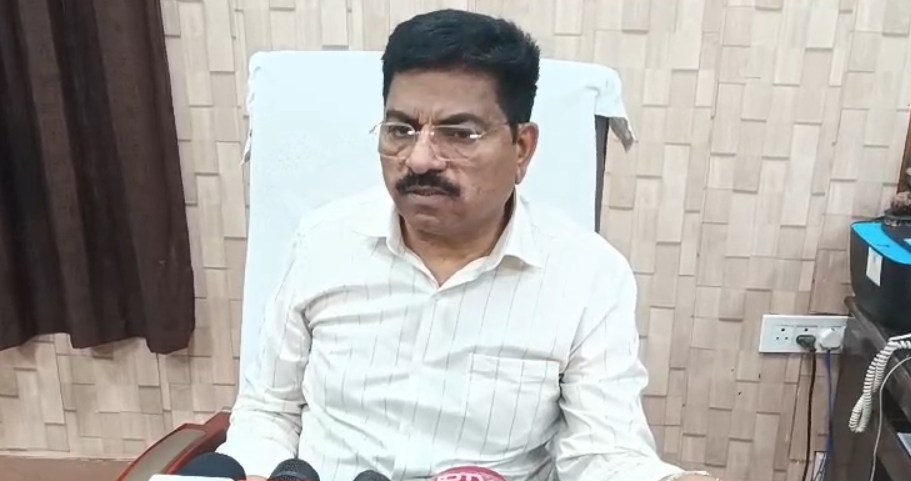 कानपुर CMO कार्यालय के पेंशन कक्ष से करीब 100 पेंशन फाइलें और सेवा पुस्तिकाएं गायब मिलीं। चकेरी पुलिस FIR दर्ज कर CCTV फुटेज खंगाल रही है।
