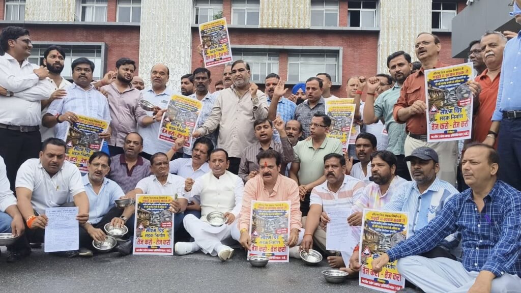 कानपुर में सीएम ग्रिड की सड़कों का काम दीपावली से पहले पूरा कराने की मांग करते व्यापारी
