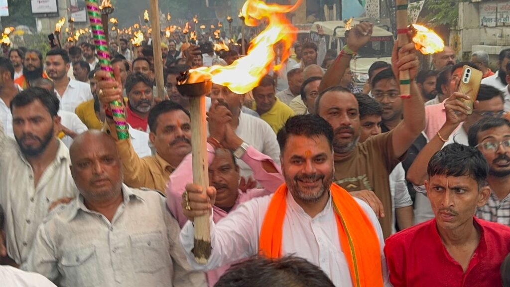 कानपुर में UGC आरक्षण के खिलाफ युवाओं का मशाल मार्च