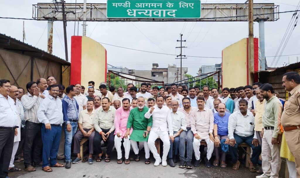 नौबस्ता मंडी की 10 दुकानों में चोरी, व्यापारियों का हंगामा और तीन घंटे धरना