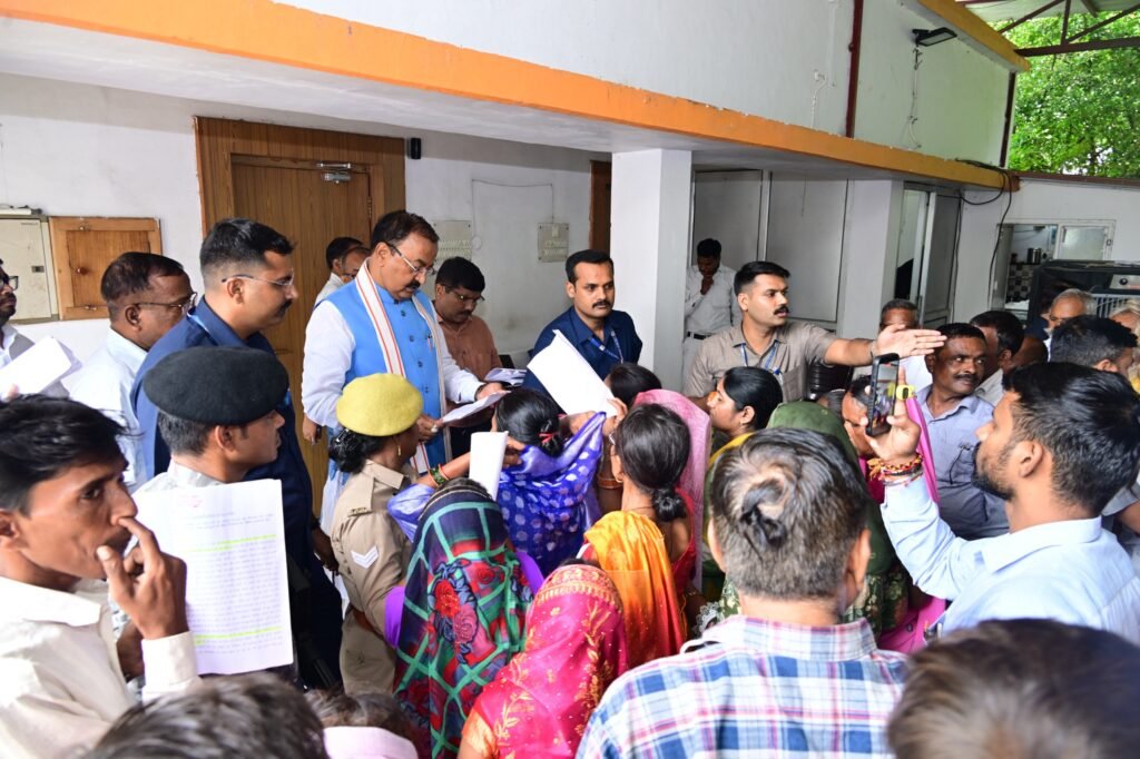 उप मुख्यमंत्री केशव प्रसाद मौर्य जनता दर्शन में जमीन कब्जे की शिकायत सुनते हुए
