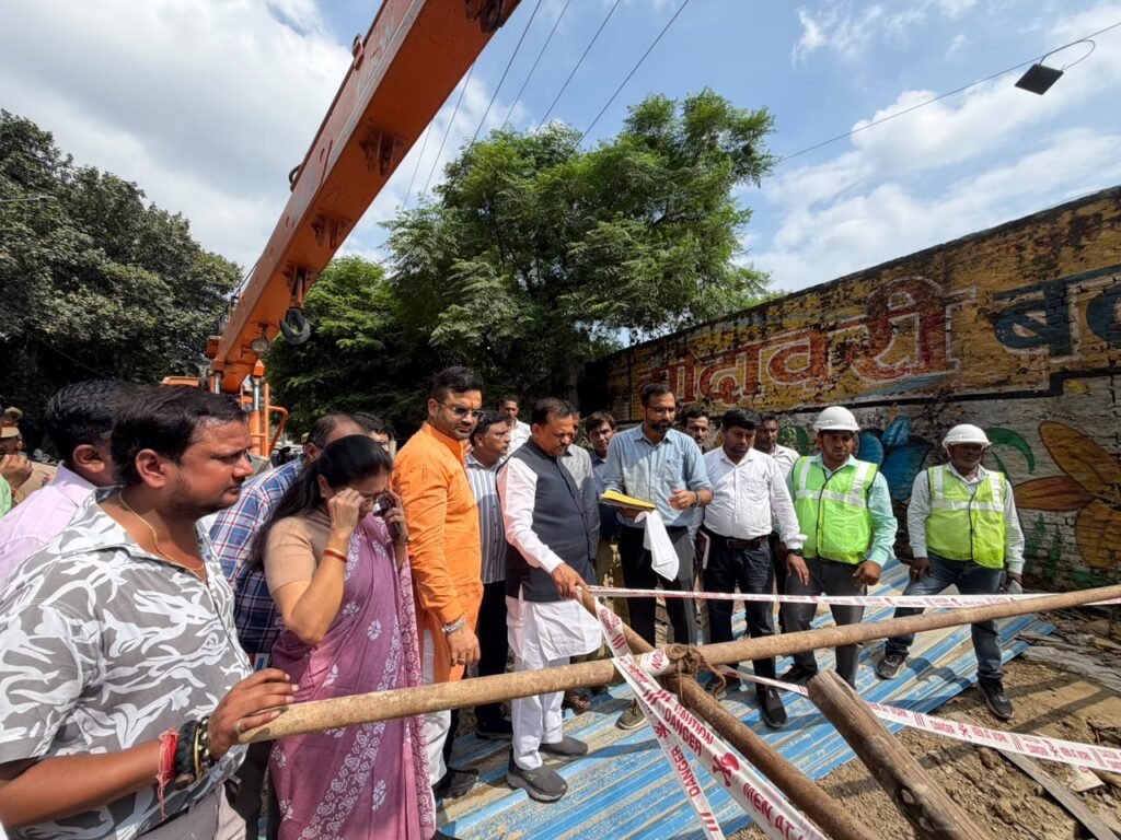 सांसद रमेश अवस्थी ने कानपुर में सड़क और सीवर कार्यों का निरीक्षण किया