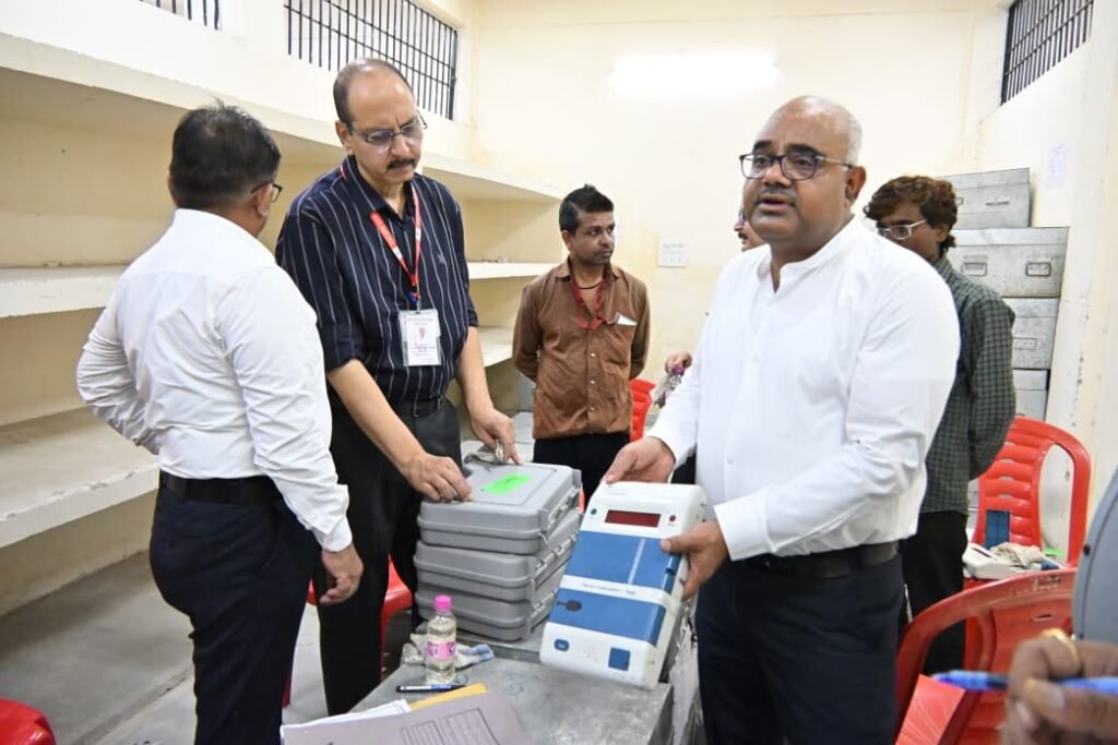 यूपी विधानसभा चुनाव 2027 से पहले कानपुर में 5,417 EVM-VVPAT की FLC शुरू हुई। 3,736 मतदान केंद्रों के लिए BEL इंजीनियर तकनीकी जांच कर रहे हैं।