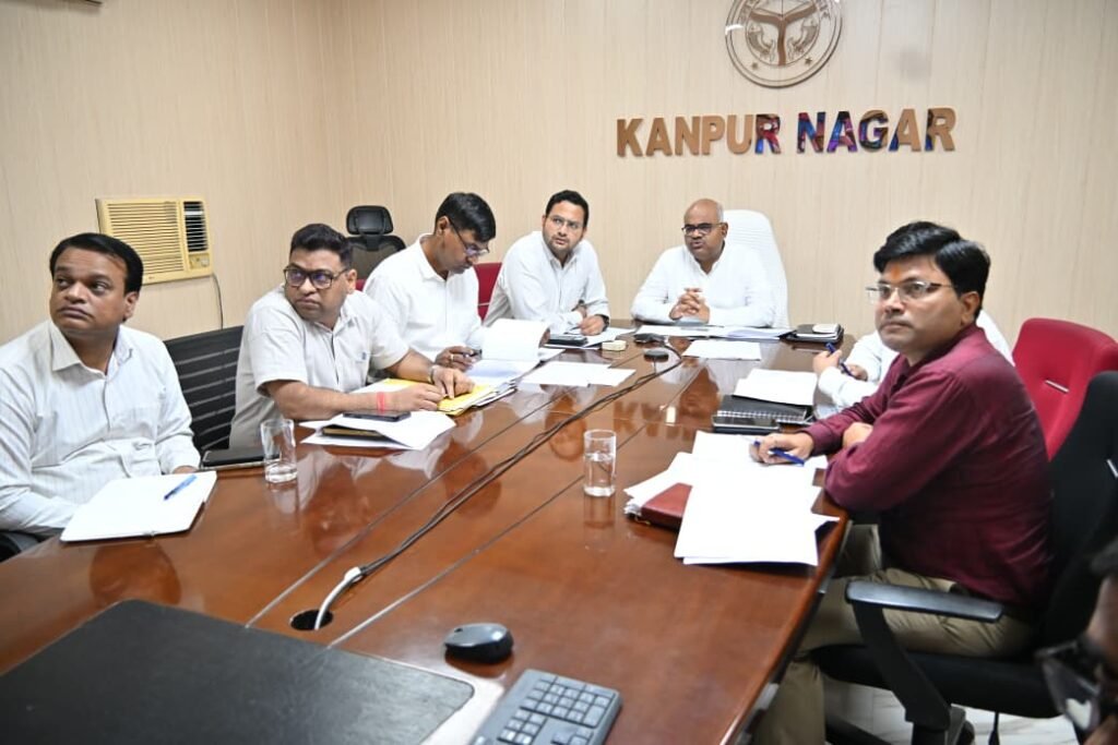 कानपुर में छात्रवृत्ति के 10,233 आवेदन स्कूल-कॉलेज स्तर पर लंबित मिले। डीएम ने दो दिन में सत्यापन और अग्रसारण के निर्देश दिए हैं।