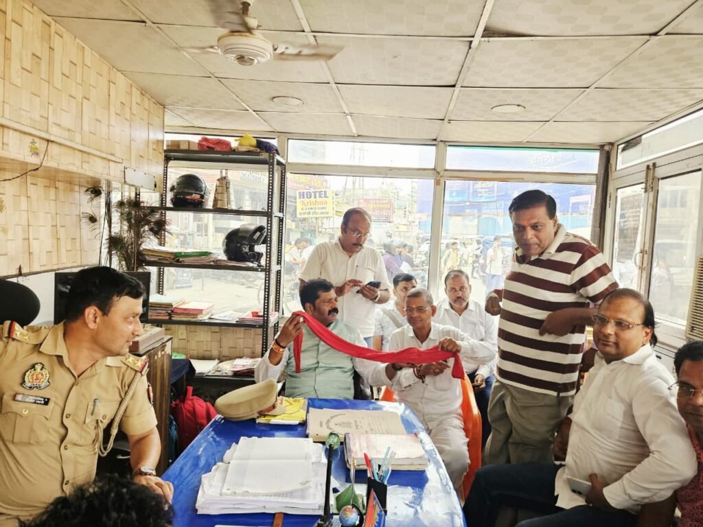कानपुर में टाटमिल से घंटाघर जा रहे हमीरपुर के व्यापारी की ऑटो में जेब कटने का आरोप है। संदिग्ध से हाथापाई के बाद वह भाग निकला।