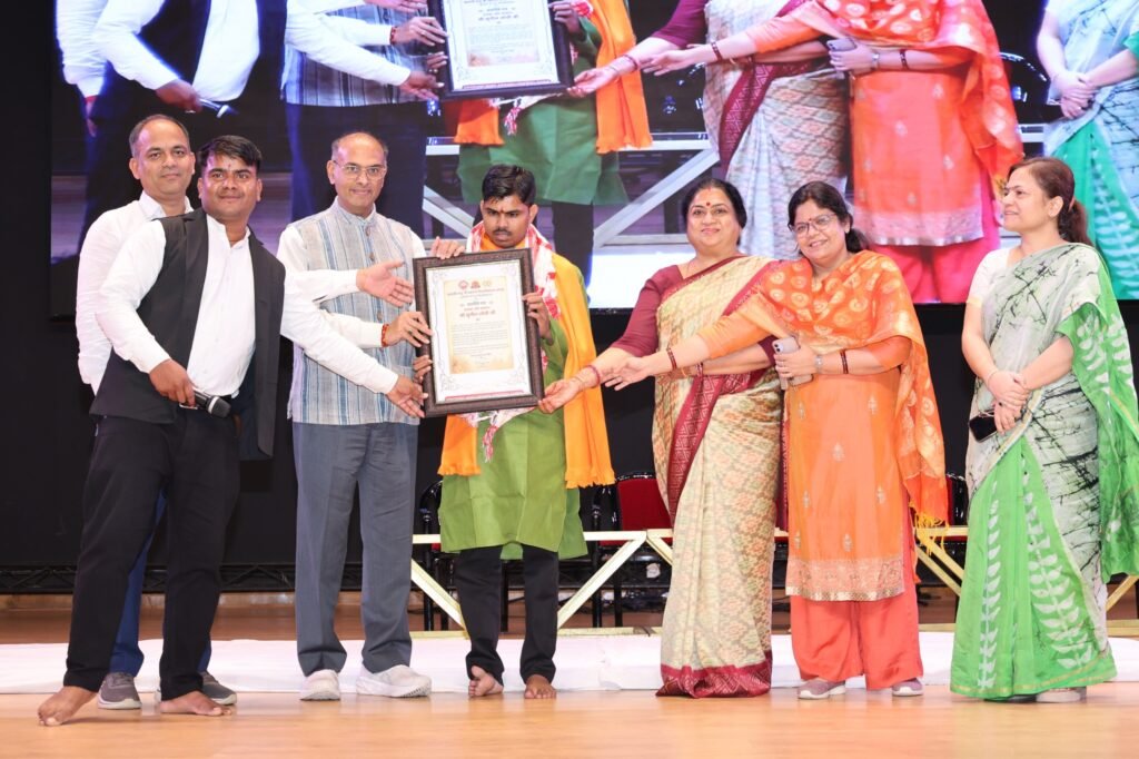 CSJMU कानपुर में फिल्म हनुमान के पार्श्वगायक सुनील लोधी ने हनुमान, श्रीराम और कृष्ण भजनों से समां बांधा। विश्वविद्यालय ने 21 हजार रुपये से सम्मानित किया।