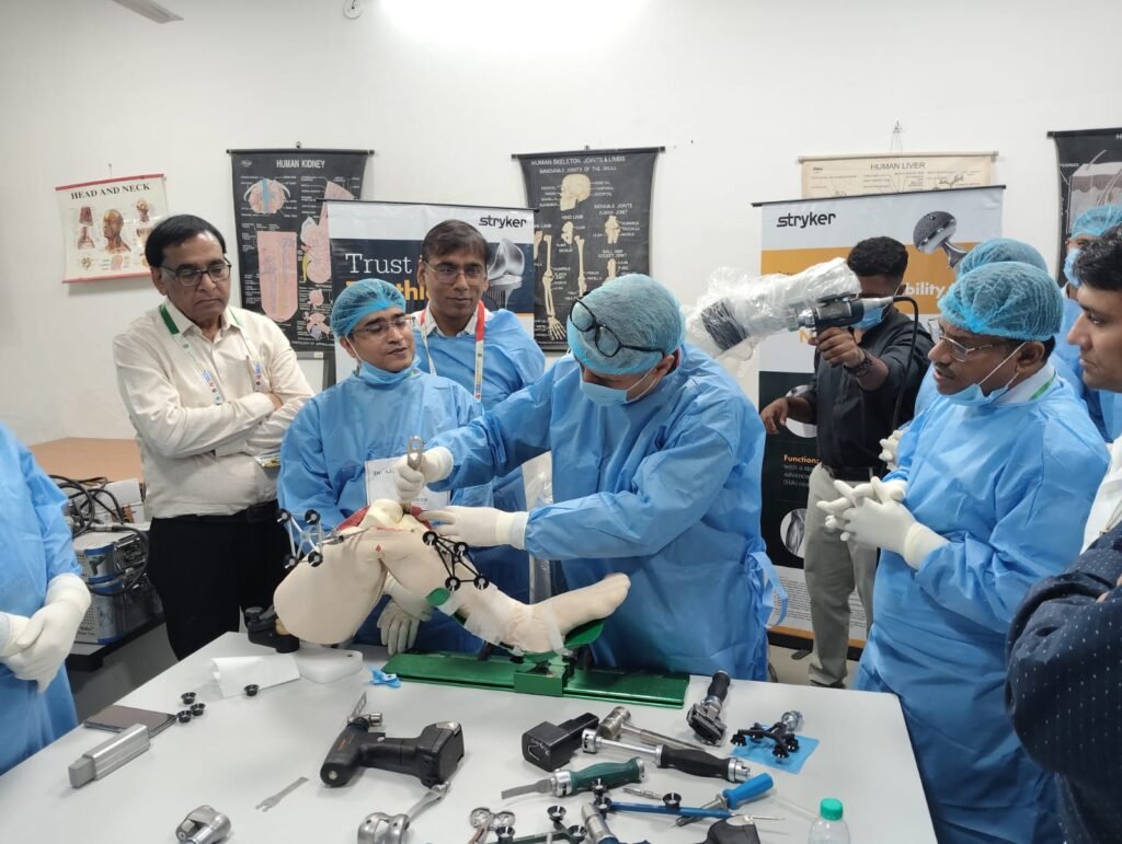 कंधे के प्रत्यारोपण में रोबोटिक्स से CT आधारित प्लानिंग, इम्प्लांट पोजिशनिंग और बोन तैयारी में सटीकता बढ़ाने में मदद मिल सकती है।
