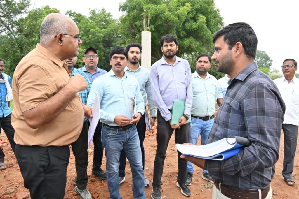 घाटमपुर राजकीय पॉलिटेक्निक में 7.06 करोड़ से बन रहे टाटा सेंटर ऑफ एक्सिलेंस के निरीक्षण में निर्माण बंद मिला। डीएम ने जवाब तलब किया।